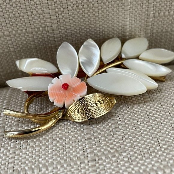 Vintage Pin White/Gold Tone Leaf Brooch Pin - Picture 7 of 10